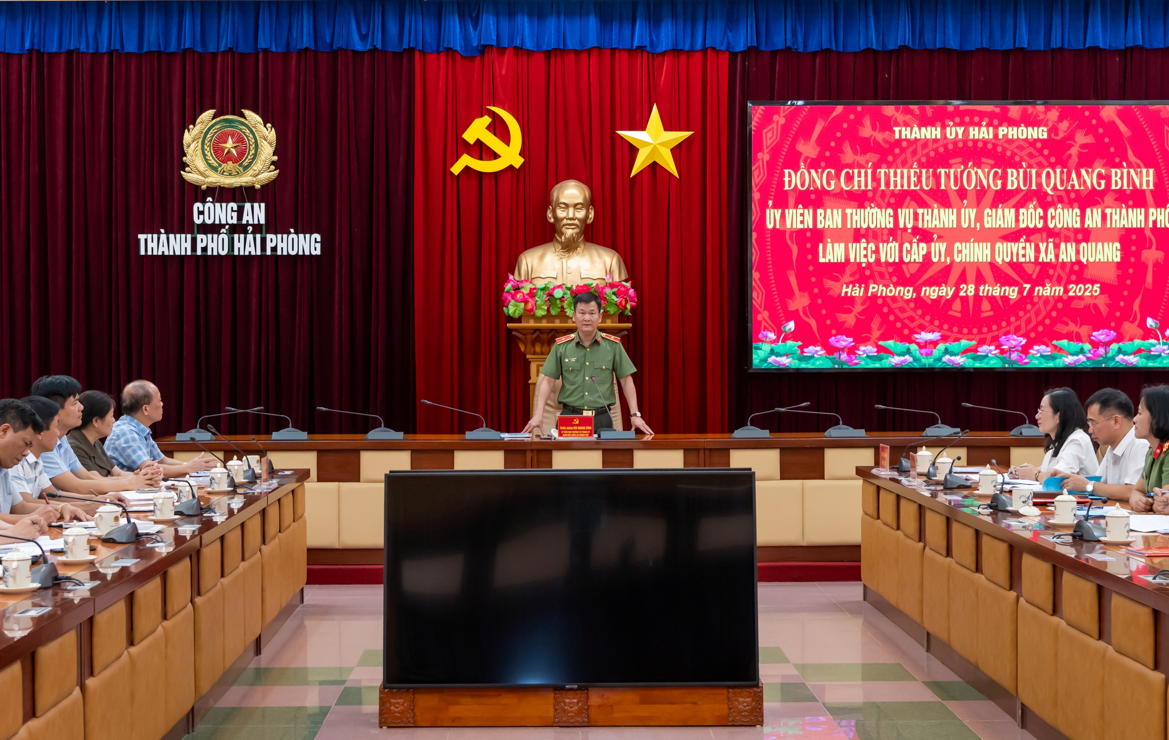 Thiếu tướng Bùi Quang Bình - Ủy viên Ban Thường vụ Thành ủy, Giám đốc CATP, làm việc với cấp ủy, chính quyền 2 xã An Quang, Hùng Thắng